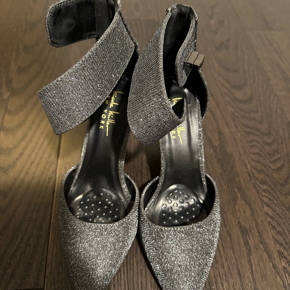 Silver Heels - Picture 2 of 4